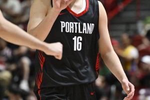 暖心！杨瀚森赛后双手合十感谢现场球迷