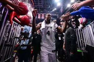 开云官方下载-绝杀超时非战之罪！福克斯两战征服马刺球迷