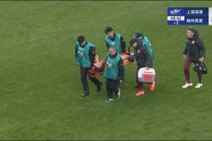 愿无大碍！王振澳因伤被担架抬出场外，球员痛苦掩面